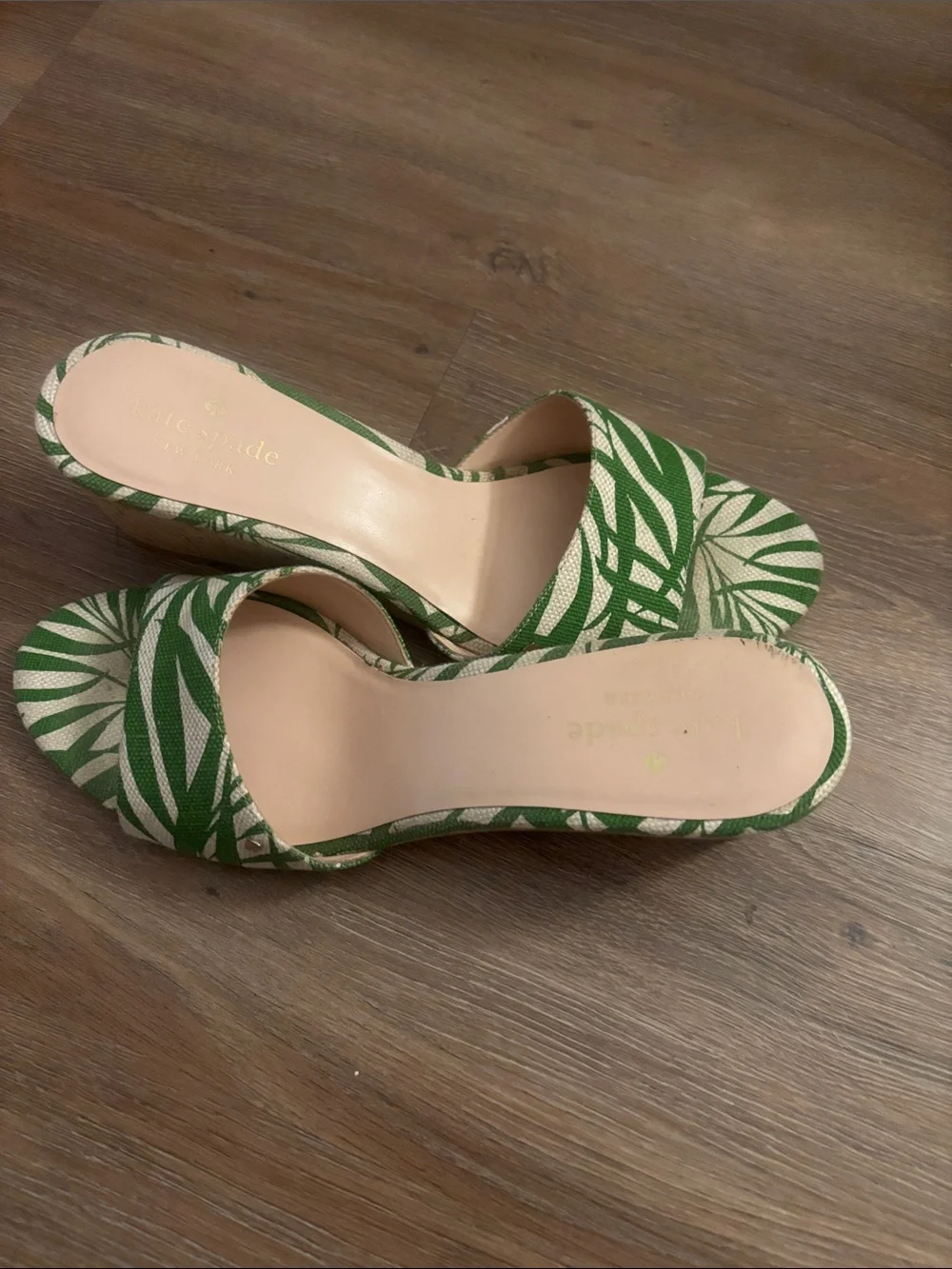 9.5 Kate Spade Green and Cream Palm-Print Slide Mules